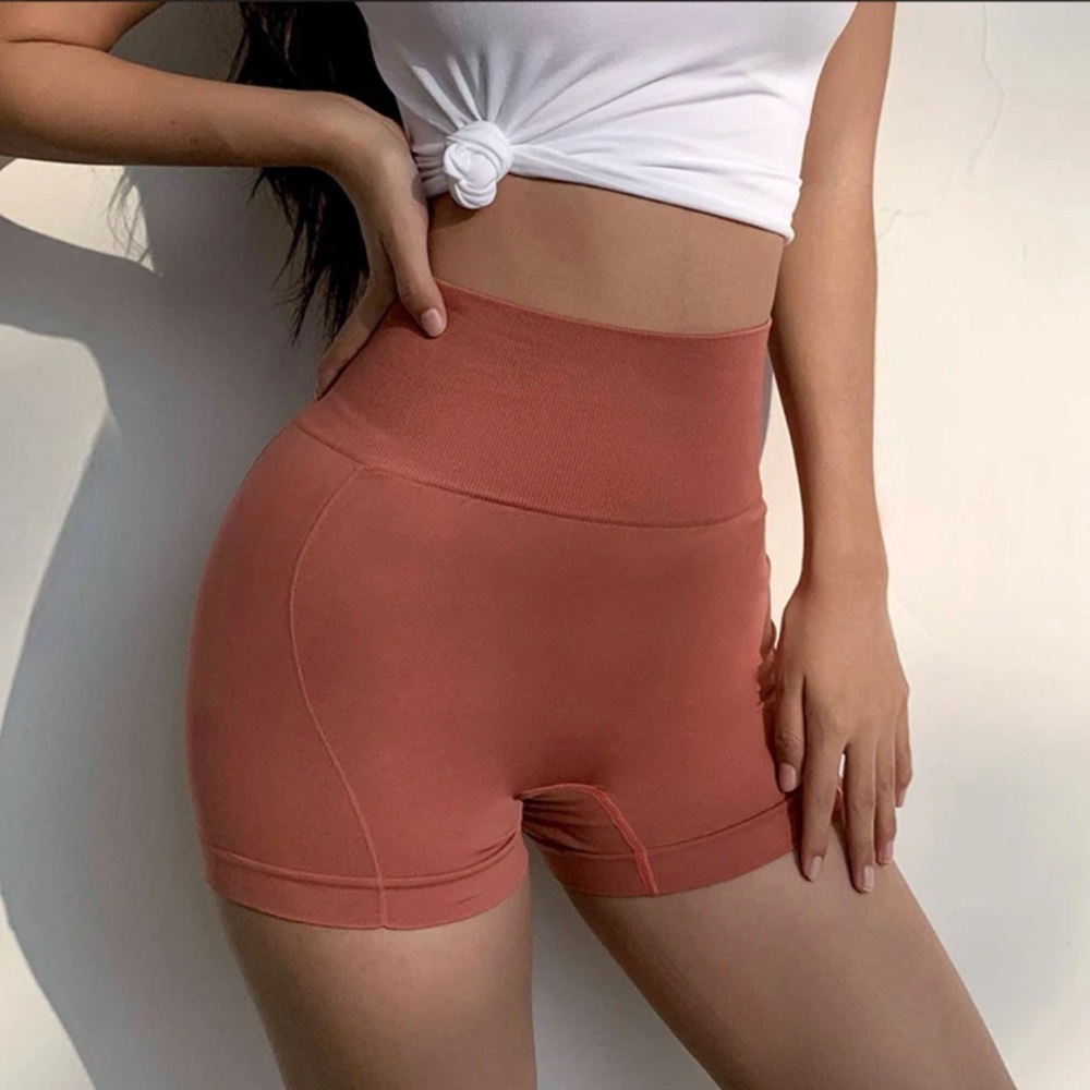 SHORTS | Seamless Biker Shorts In a Coral Colour Size Small